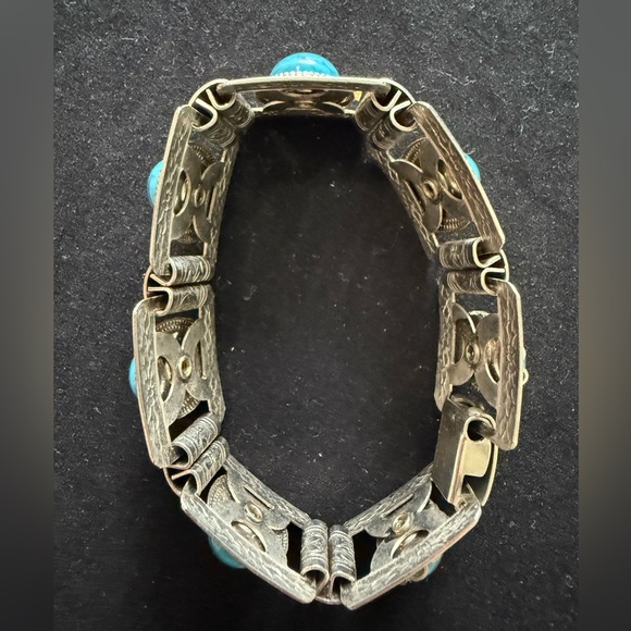 Women’s Turquoise & silver colored costume jewelry bracelet - Picture 2 of 2